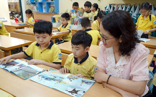 Cô và trò lớp 2A, Trường Tiểu học Kim Đồng, thành phố Yên Bái trong giờ đọc sách.