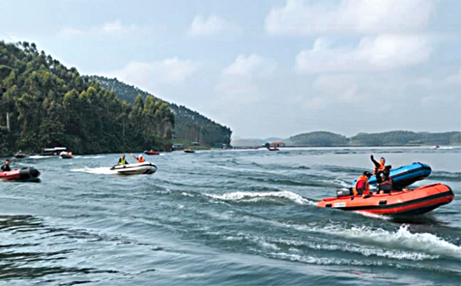 Du khách tham gia các hoạt động trải nghiệm trên hồ Thác Bà. (Ảnh: Thanh Ba)
