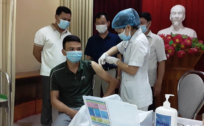 Người dân xã Xuân Ái, huyện Văn Yên tiêm chủng vắc xin phòng Covid-19.