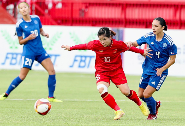 Tuyển nữ Việt Nam (áo đỏ) trong trận đấu với Philippines