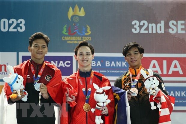 Vận động viên Đinh Phương Thành (giữa) giành huy chương Vàng nội dung Xà đơn.