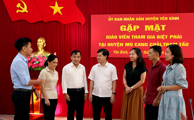 Lãnh đạo huyện Yên Bình gặp gỡ, động viên các thầy, cô giáo biệt phái hỗ trợ giảng dạy môn Tiếng Anh tại huyện vùng cao Trạm Tấu và Mù Cang Chải.
