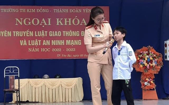 Hoạt động tuyên truyền về Luật An ninh mạng và Luật An toàn giao thông do Thành đoàn Yên Bái phối hợp tổ chức tại Trường Tiểu học Kim Đồng, thành phố Yên Bái.