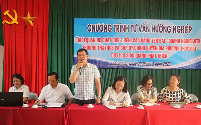 Tư vấn hướng nghiệp và ký cam kết 4 bên tại xã Suối Giàng, huyện Văn Chấn.