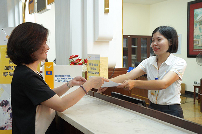 Tổng công ty Bưu điện Việt Nam tham gia trả kết quả giải quyết thủ tục hành chính qua dịch vụ bưu chính công ích.