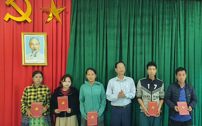 Đồng chí Cao Xuân Chiểu- Phó Bí thư Đảng uỷ Khối cơ quan và doanh nghiệp tỉnh trao tặng 30 triệu đồng cho các hộ nghèo xã Suối Giàng
