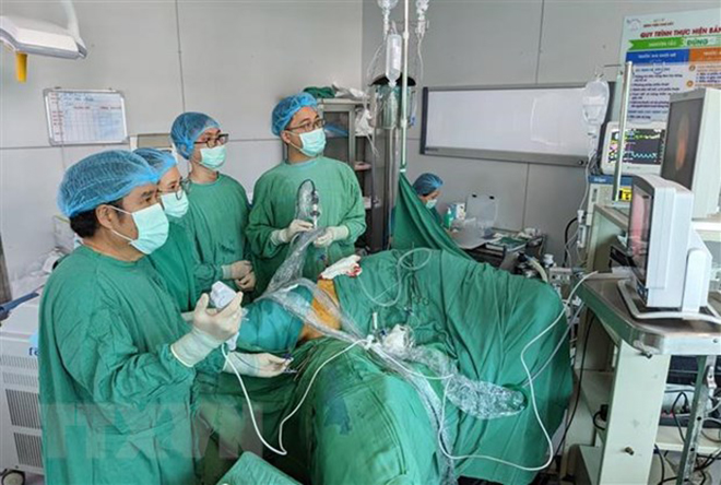 Các bác sỹ Bệnh viện Chợ Rẫy thực hiện phẫu thuật nội soi cho bệnh nhân.