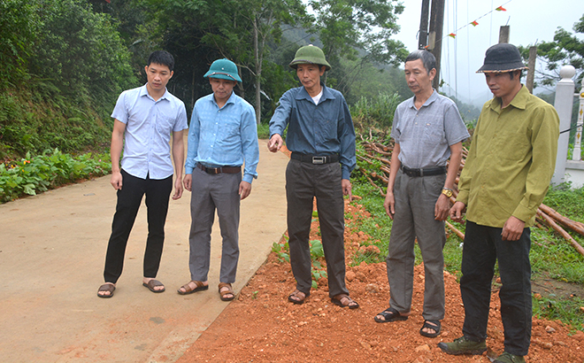 Lãnh đạo xã Xuân Ái, huyện Văn Yên cùng trưởng thôn Nghĩa Lạc kiểm tra việc đắp lề đường tại tuyến đường mới được kiên cố hóa.