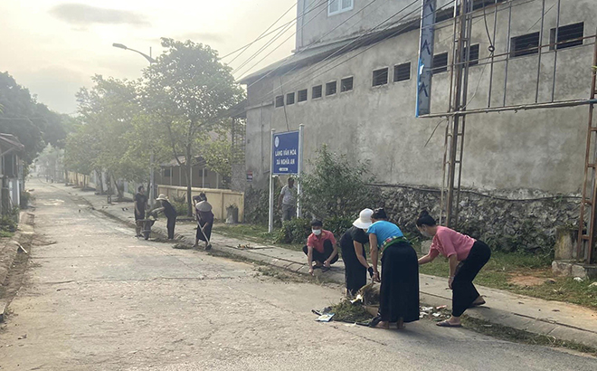 Người dân quét dọn tuyến đường trên địa bàn xã Nghĩa An, thị xã Nghĩa Lộ, bảo đảm luôn giữ gìn khang trang, sạch đẹp.