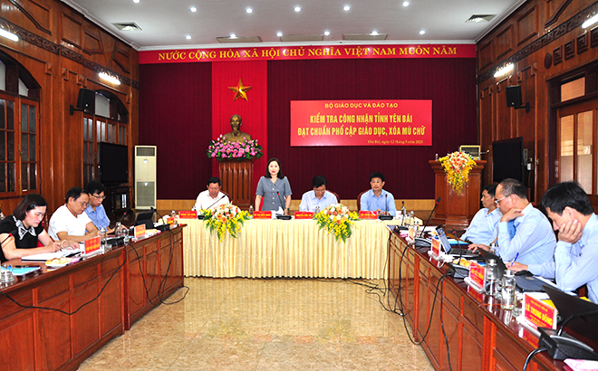 Đồng chí Vũ Thị Hiền Hạnh - Phó chủ tịch UBND tỉnh phát biểu tại Hội nghị.