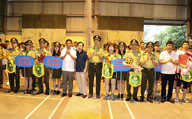 Lãnh đạo Sở Nông nghiệp- Phát triển nông thôn, Chi cục Kiểm lâm tỉnh tặng cờ lưu niệm cho các đoàn vận động viên tham dự Hội thao