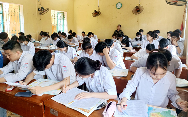Học sinh Trường THPT Trần Nhật Duật tích cực ôn tập chuẩn bị cho kỳ thi tốt nghiệp.