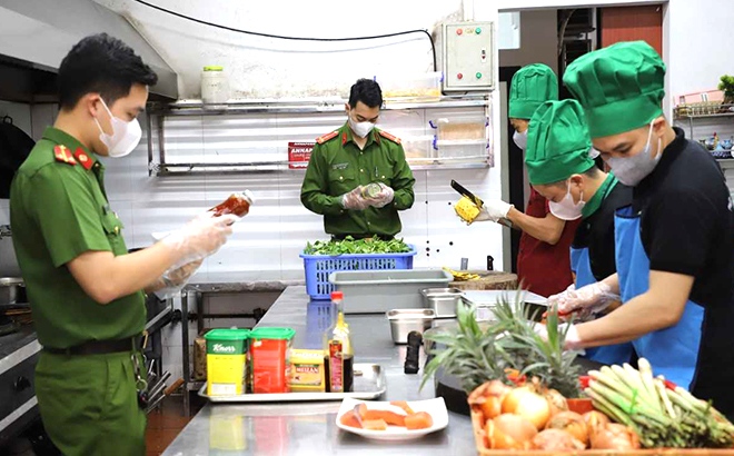 Phòng Cảnh sát môi trường, Công an tỉnh Yên Bái tăng cường kiểm tra về an toàn thực phẩm tại các nhà hàng.