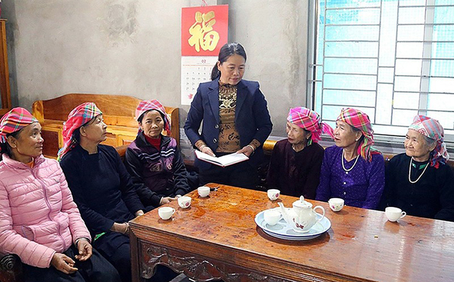 Bí thư Chi bộ thôn Én 2 (xã Khánh Yên Trung, huyện Văn Bàn) Lương Thị Ðồng vận động phụ nữ cao tuổi trong thôn thực hiện nếp sống văn hóa mới.