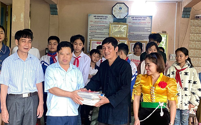 Hội Khuyến học huyện Văn Chấn trao tặng sách và hỗ trợ tiền mặt cho dòng họ Sa xã Cát Thịnh để nâng cấp tủ sách khuyến học dòng họ.