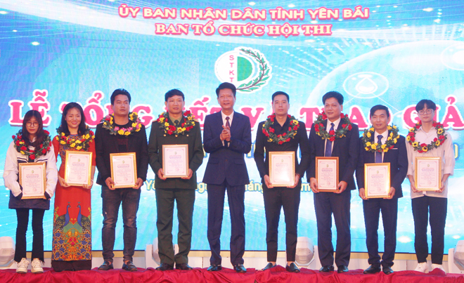 Đồng chí Nguyễn Thế Phước - Phó Chủ tịch Thường trực UBND tỉnh trao Giấy chứng nhận cho các tập thể, cá nhân có giải pháp Sáng tạo kỹ thuật đoạt giải Nhì tại Hội thi Sáng tạo kỹ thuật tỉnh Yên Bái lần thứ X (2022-2023).