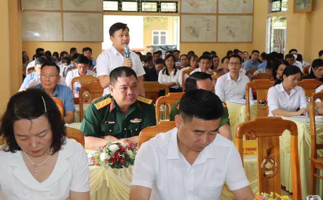 Cử tri huyện Văn Yên nêu ý kiến, kiến nghị tại cuộc tiếp xúc với đoàn ĐBQH tỉnh tại xã Yên Hợp.