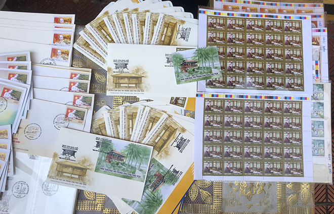 Bộ tem bưu chính “Nhà sàn Bác Hồ trong khu Phủ Chủ tịch”.