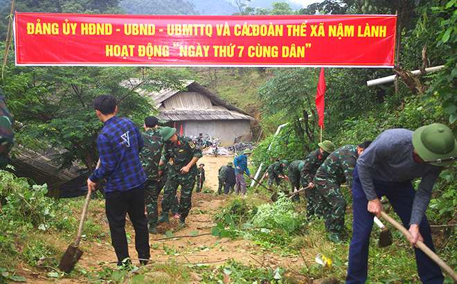 Cán bộ, chiến sĩ Ban Chỉ huy Quân sự huyện Văn Chấn tham gia “Ngày thứ 7 cùng dân” tại xã Nậm Lành