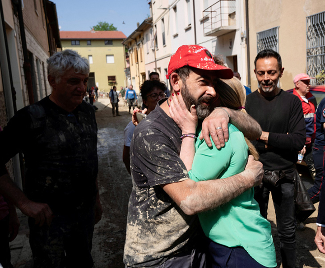 Thủ tướng Ý Giorgia Meloni (áo xanh) xúc động khi gặp người dân vùng bị lũ lụt lịch sử Emilia-Romagna