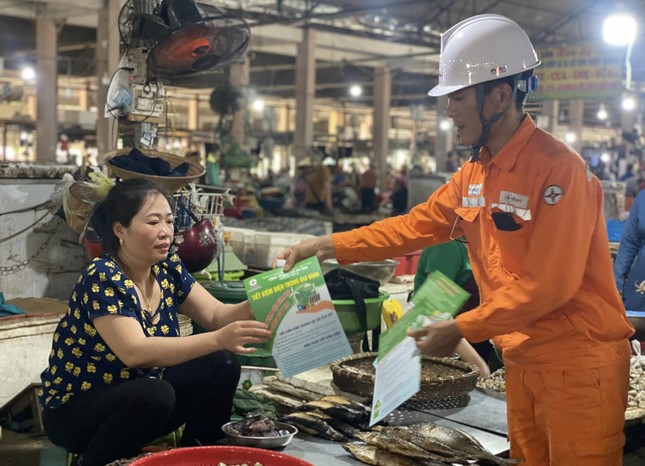 Tăng cường tuyên truyền tiết kiệm điện tới từng người dân