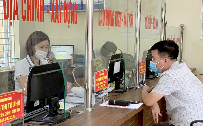 Người dân đến giải quyết thủ tục hành chính tại Bộ phận phục vụ hành chính công phường Nguyễn Thái Học, thành phố Yên Bái.
