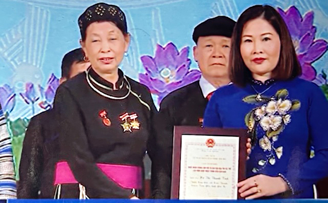 Bà Hà Thị Thanh Tịnh nhận danh hiệu Nghệ nhân dân gian.