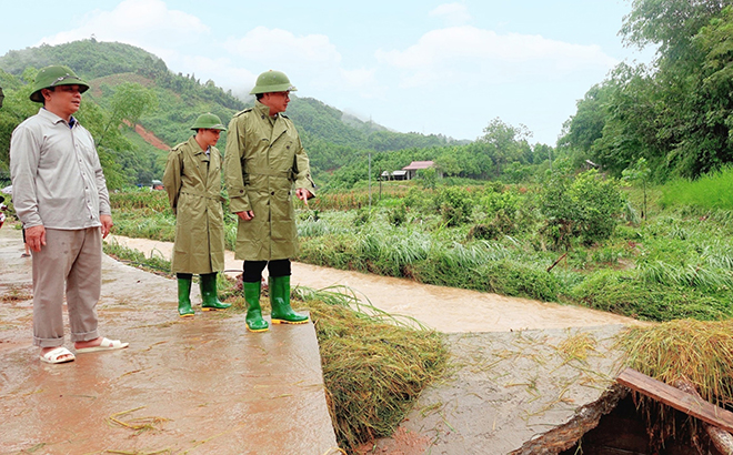 Officials of the People's Committee of Luc Yen district direct disaster recovery work after storms in An Lac commune in 2022.