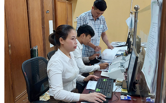 Cán bộ Bộ phận Hành chính công xã An Thịnh giải quyết thủ tục hành chính cho người dân.