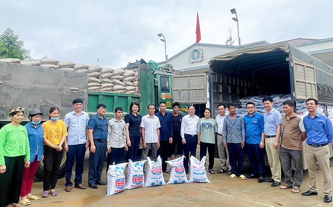 Đồng chí Trần Ngọc Luận - Chánh Văn phòng Tỉnh uỷ cùng đoàn công tác trao hỗ trợ phân bón NPK và xi măng cho các gia đình hộ nghèo trên địa bàn xã Tân Nguyên.