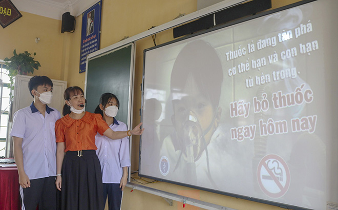 Cô và trò Trường THCS Lê Hồng Phong, thành phố Yên Bái tìm hiểu về Luật Phòng chống tác hại của thuốc lá.