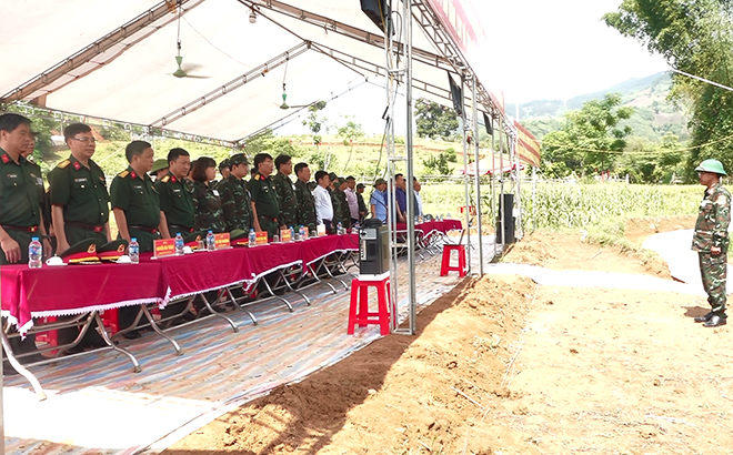 Đại tá Trần Công Ứng- Chỉ huy trưởng Bộ Chỉ huy quân sự tỉnh, Phó Ban chỉ huy diễn tập khu vực phòng thủ kiểm tra công tác hợp luyện diễn tập  ứng phó lụt bão - tìm kiếm cứu nạn thị xã Nghĩa Lộ năm 2023.
