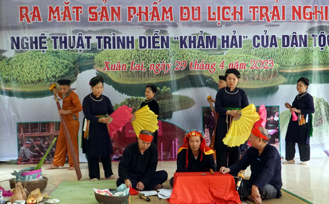 Câu lạc bộ các dân tộc xã Xuân Lai, huyện Yên Bình biểu diễn trích đoạn “Khảm Hải”.
