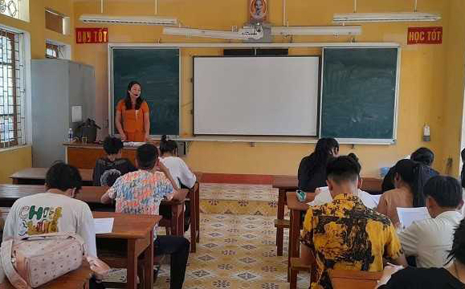 Giáo viên Trường THPT Nguyễn Huệ hỗ trợ ôn thi tốt nghiệp cho học sinh các trường THPT và Trung tâm Giáo dục hướng nghiệp - Giáo dục thường xuyên huyện Mù Cang Chải .