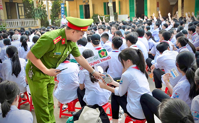 Công an huyện Văn Yên phối hợp với Trường THCS Mậu A hướng dẫn cài đặt ứng dụng VNeID, đăng ký tài khoản định danh điện tử cho học sinh và giáo viên nhà trường.