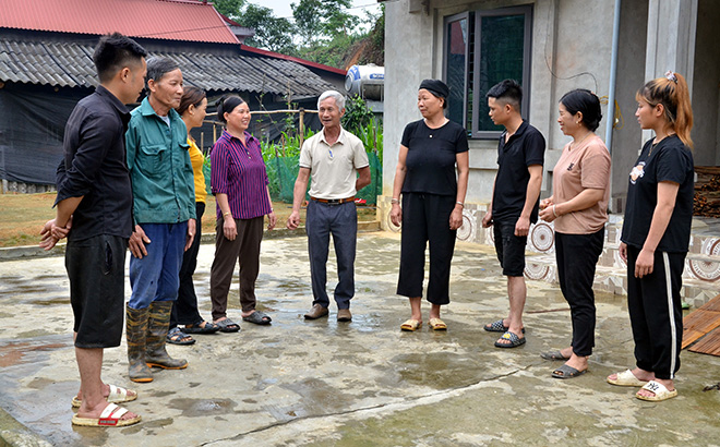 Ông Thiều Văn Quý (đứng giữa) vận động nhân dân thôn Bo chung sức xây dựng nông thôn mới.
