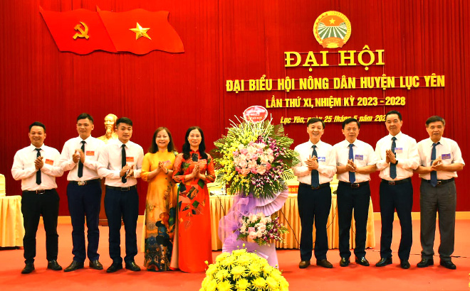 Đồng chí Hoàng Hữu Độ - Bí thư Huyện ủy, Chủ tịch HĐND huyện Lục Yên tặng hoa chúc mừng Đại hội.
