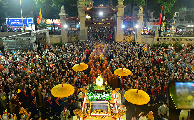 Hàng ngàn Phật tử, người dân tham dự lễ rước Phật, hoạt động mở đầu lễ Phật đản