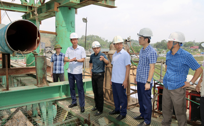Đồng chí Nguyễn Thế Phước – Phó Chủ tịch Thường trực UBND tỉnh cùng đoàn công tác kiểm tra tiến độ thi công cầu Giới Phiên, thành phố Yên Bái.