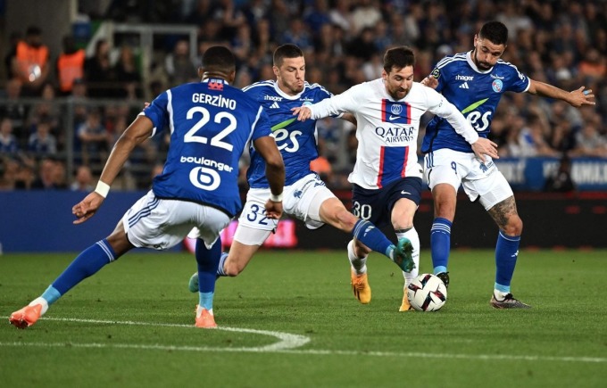 Messi (áo trắng) đi bóng qua hàng thủ chủ nhà Strasbourg trong trận PSG hòa 1-1 tại vòng 37 Ligue 1 ngày 27/5.