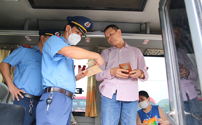 Lực lượng thanh tra giao thông kiểm tra các phương tiện vận tải hành khách trong dịp cao điểm.