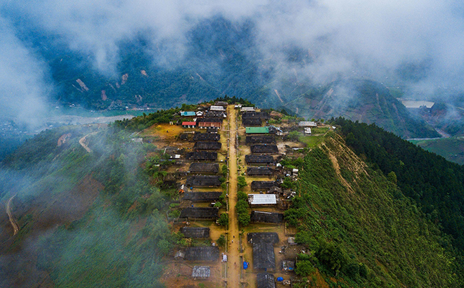 Toàn cảnh bản làng Cu Vai trong mây.