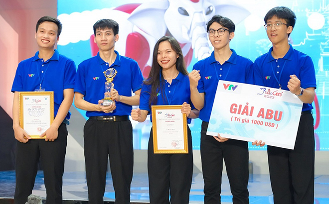 Các thành viên đội DCN-DT 02 Đại học Công nghiệp Hà Nội nhận giải thưởng, chứng nhận và cúp vô địch từ ban tổ chức. Ảnh: Trường Đại học Công nghiệp Hà Nội.