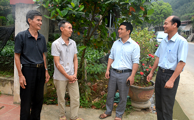 Lãnh đạo Đảng ủy xã Đào Thịnh trao đổi nhiệm vụ xây dựng nông thôn mới kiểu mẫu với Bí thư Chi bộ và người dân thôn 4.