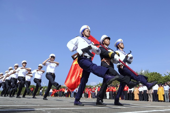 Cán bộ, chiến sĩ Hải quân duyệt đội ngũ trên đảo Trường Sa lớn, tại lễ chào cờ trong chuyến thăm của đoàn công tác số 4.