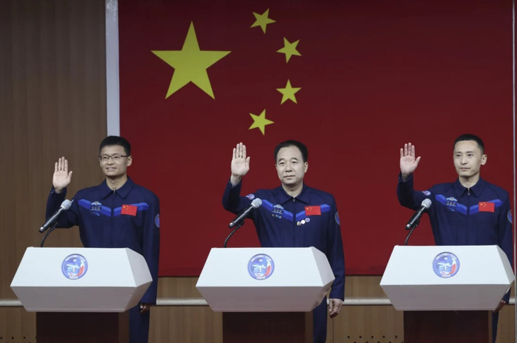Ông Gui Haichao (bìa trái), 36 tuổi, đến từ Đại học Hàng không và Vũ trụ Bắc Kinh, là phi hành gia dân sự đầu tiên của Trung Quốc bay vào không gian