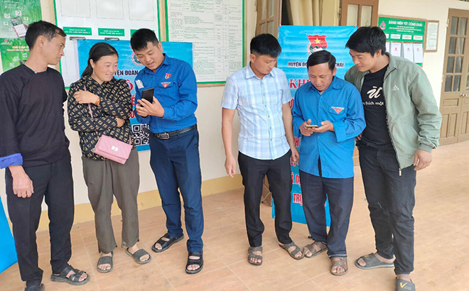 Đoàn viên thanh niên huyện Mù Cang Chải hướng dẫn người dân cài đặt ứng dụng YenBai-S.