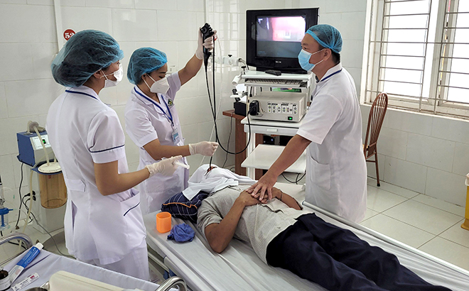 Các Y, bác sĩ Bệnh viện Phổi tỉnh sàng lọc bệnh nhân lao bằng kỹ thuật nội soi ống mềm.