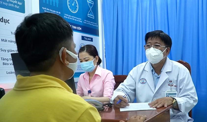 Bác sĩ Trần Trọng Trí thăm khám cho bệnh nhân.