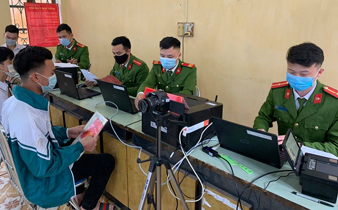 Cán bộ, chiến sĩ Công an huyện Văn Yên thực hiện các thủ tục cấp căn cước công dân cho người dân.